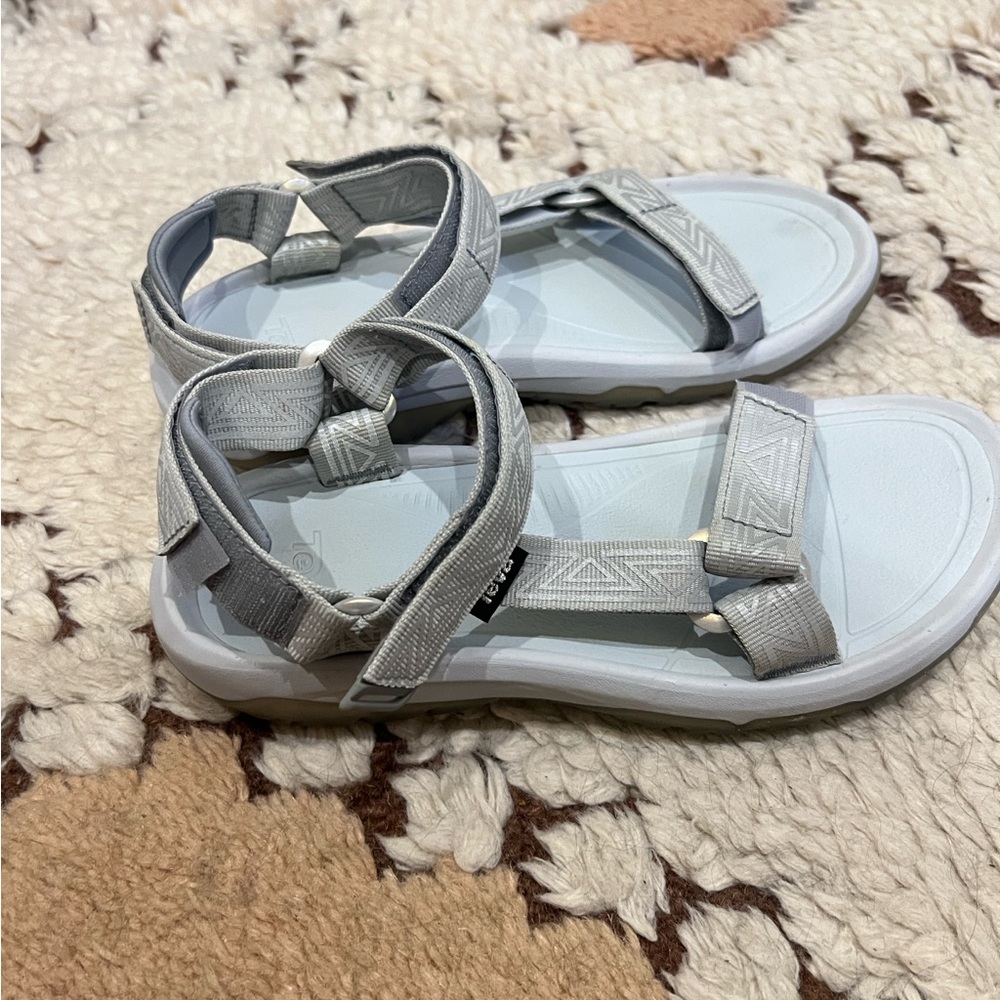 Teva hurricane sandal in gray